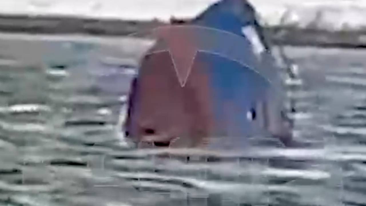 Судно с туристами на борту затонуло в Мурманской области и попало на видео