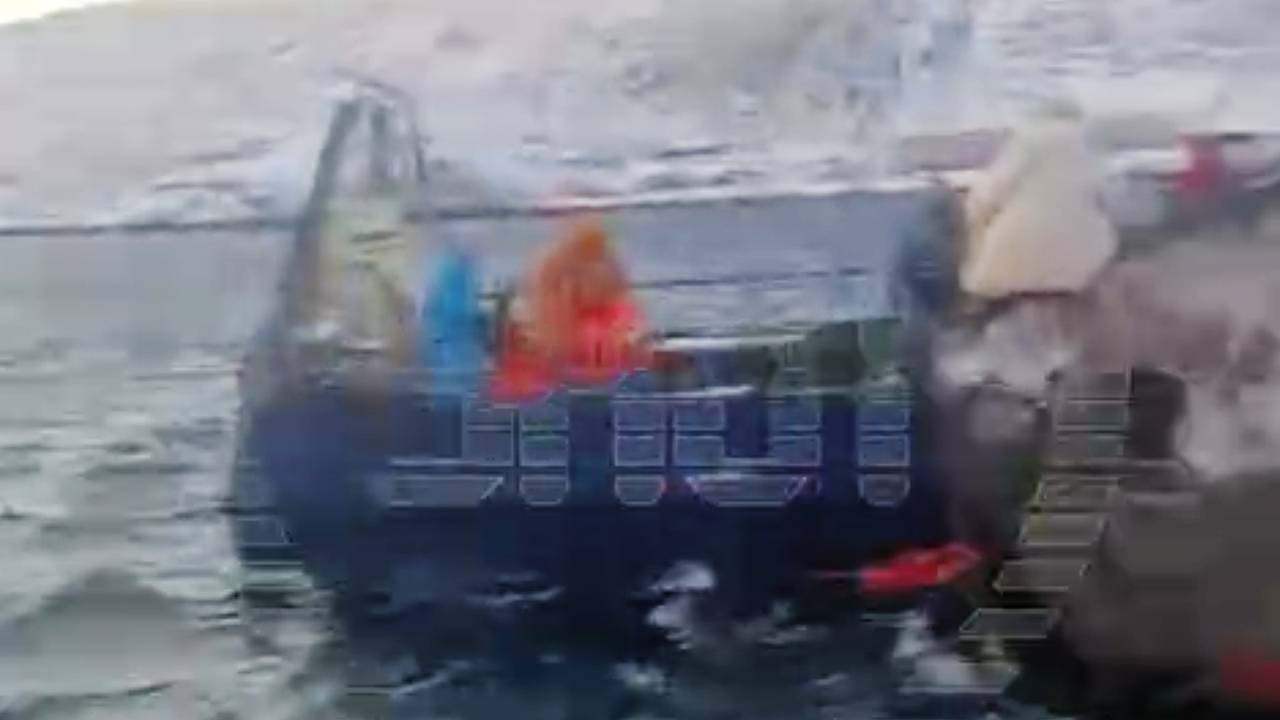 Спасение туристов с затонувшего в Мурманской области судна попало на видео