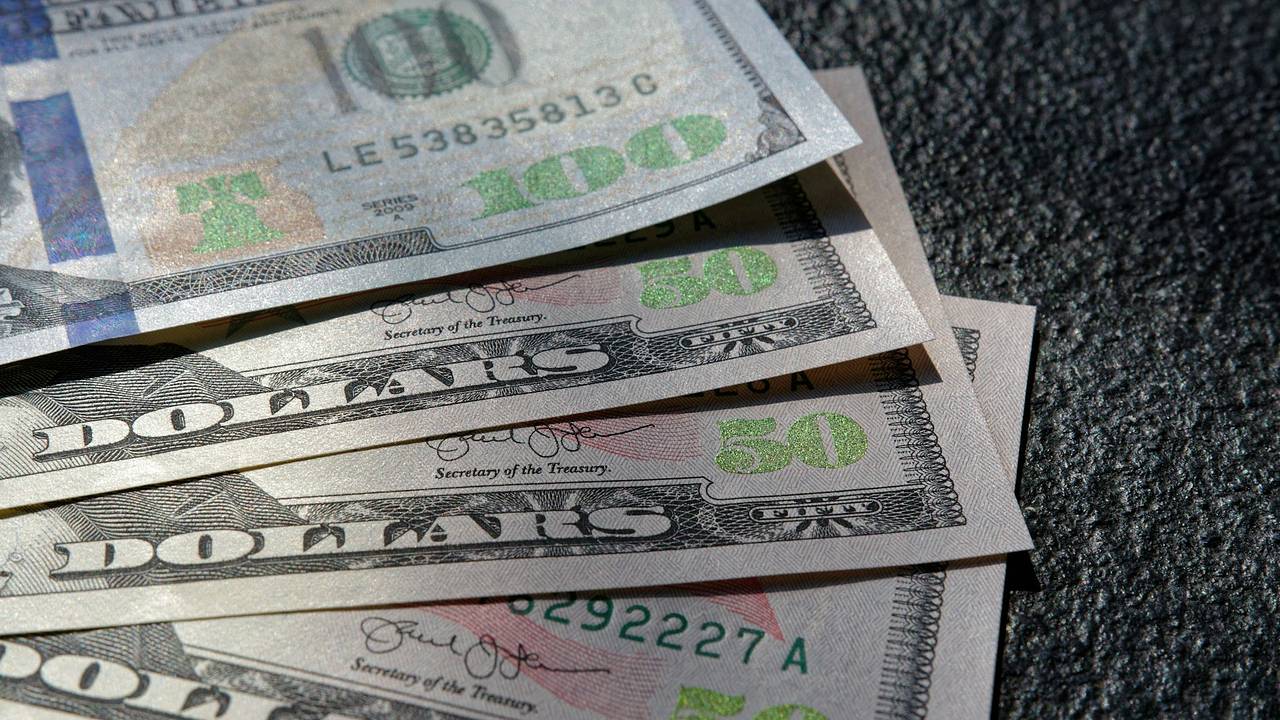 Россиянам посоветовали брать в Турцию доллары нового образца