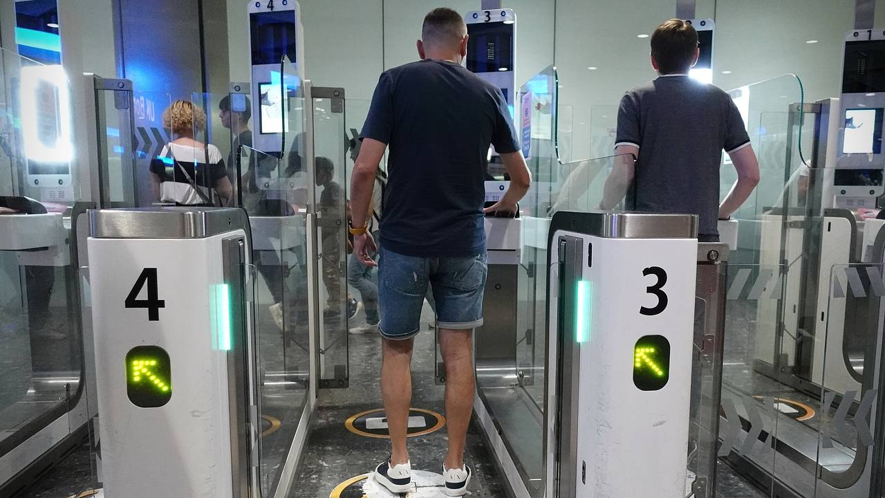 Мужчина пропитал одежду метамфетамином и попытался пронести ее в самолет