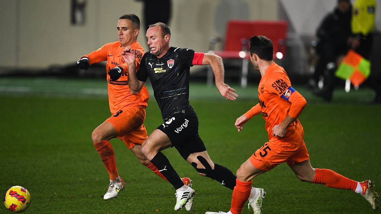 «Химки» с полевым игроком в воротах проиграли «Уралу» в Кубке России