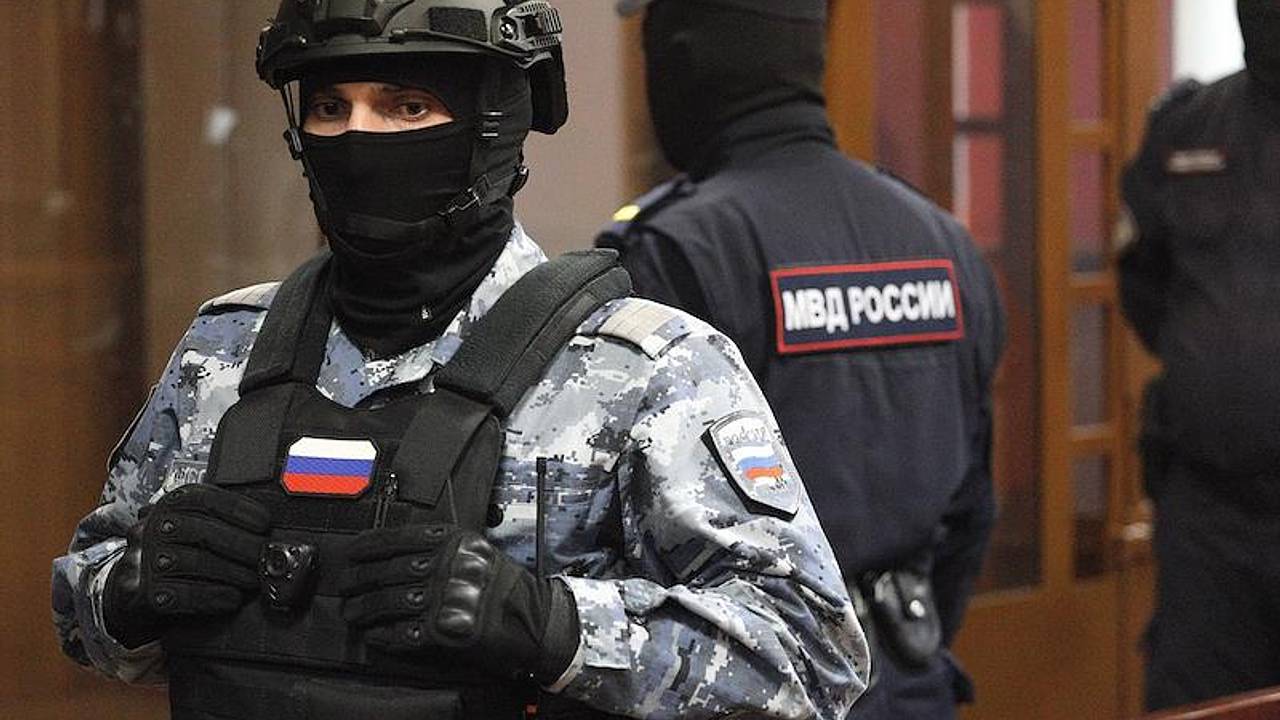 Мать спрятала новорожденную дочь в ящике под кроватью и три года держала ее там