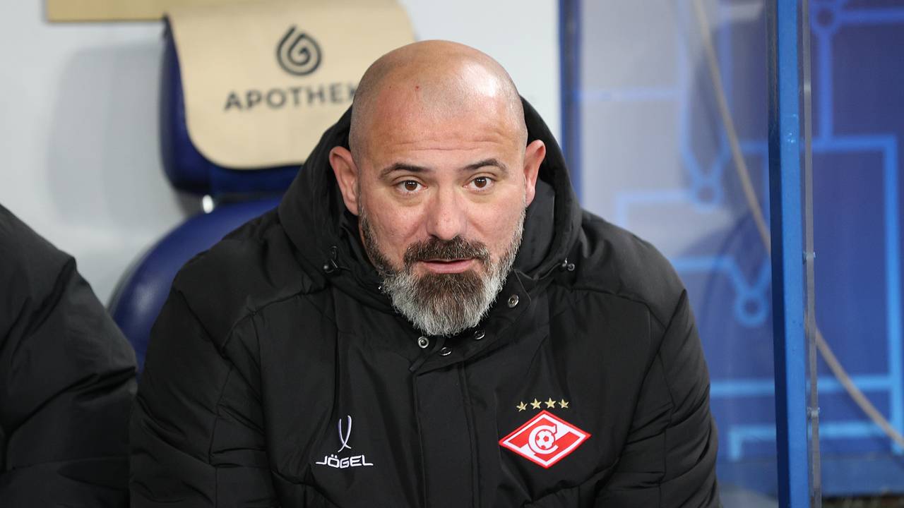 Тренер «Спартака» разбил стекло на скамейке в матче Кубка России