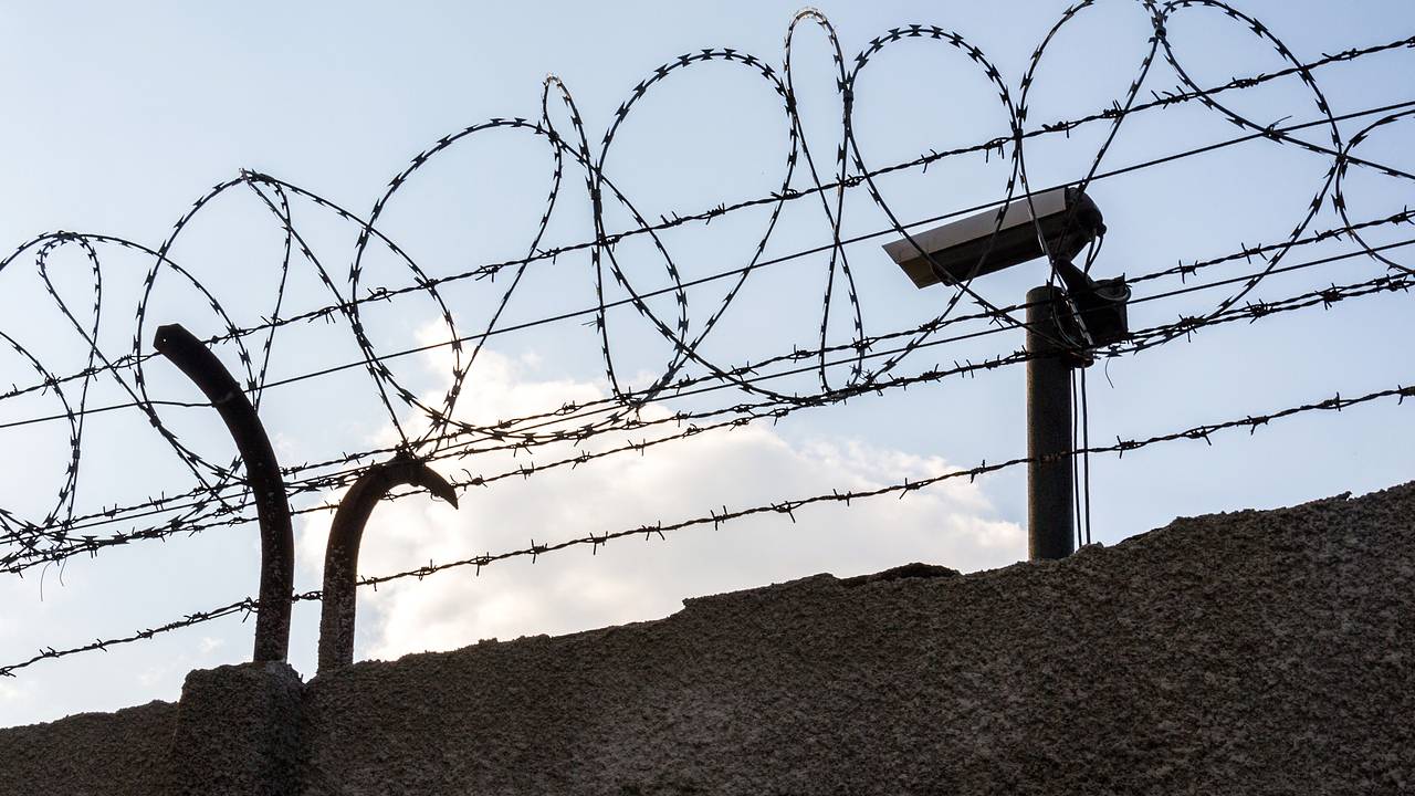 Преступник вышел из тюрьмы и устроил банкет у дома своей жертвы