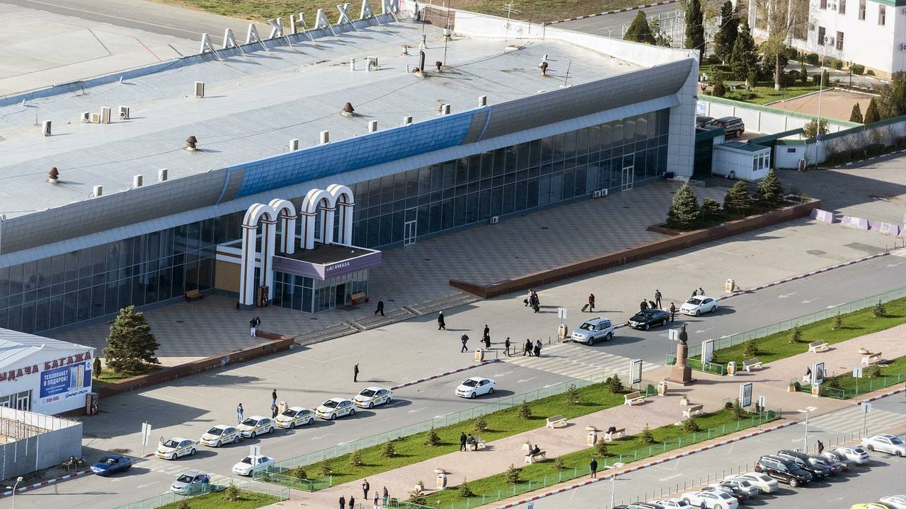 Работа аэропорта Махачкалы приостановлена из-за угрозы беспилотников