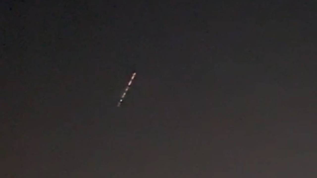 Вереница загадочных светящихся шаров в небе над российским регионом попала на видео
