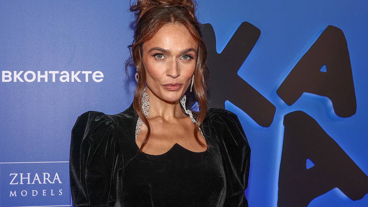 Откровенные фото 42-летней Алены Водонаевой оценили в сети фразой «колени стреляют»