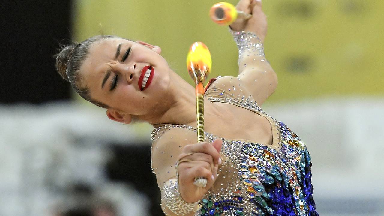 Российская гимнастка показала фигуру в купальнике со спины