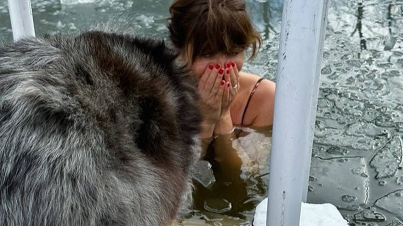 Известная 55-летняя модель в купальнике окунулась в ледяной пруд