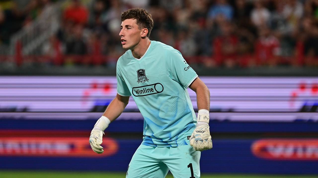 Вратарь сборной России оценил возможность прожить на 30 тысяч рублей в месяц