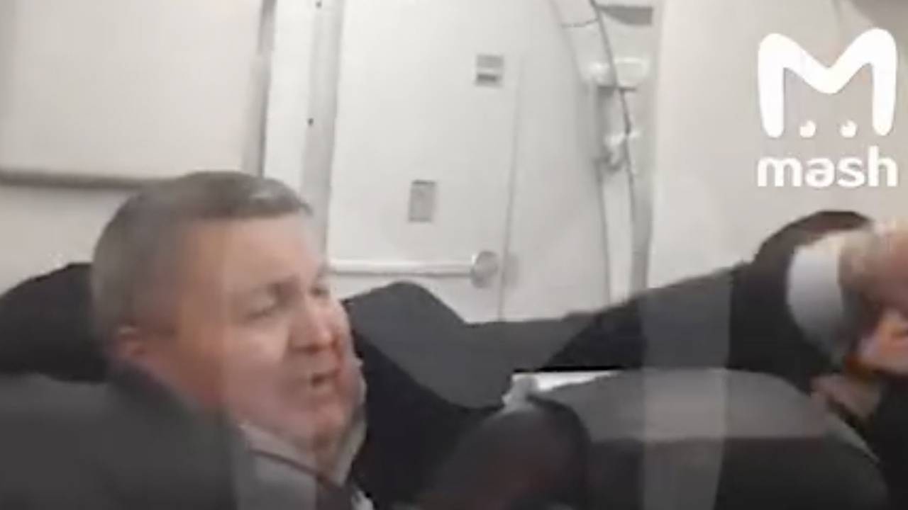 Помощник российского депутата устроил пьяный дебош в самолете и попал на видео