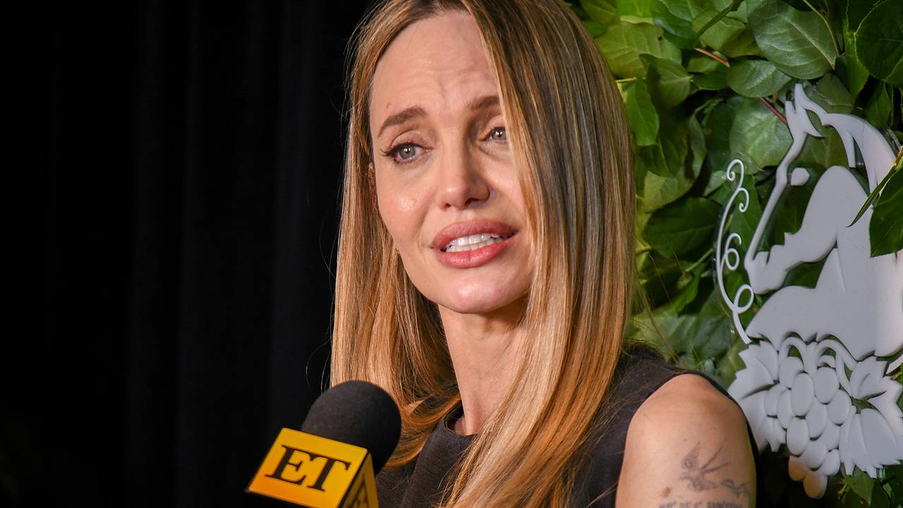 49-летняя Анджелина Джоли вышла в свет с новым тату