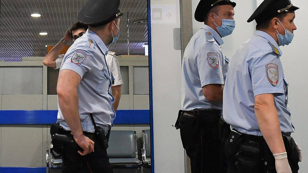 Россиянин пытался сбежать от полицейских в аэропорту, упал с третьего этажа и не выжил