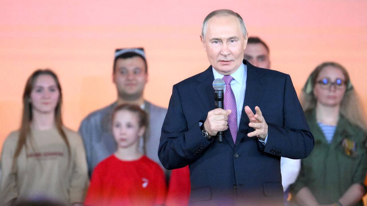 Путину подарили сделанную детьми из ДНР елку