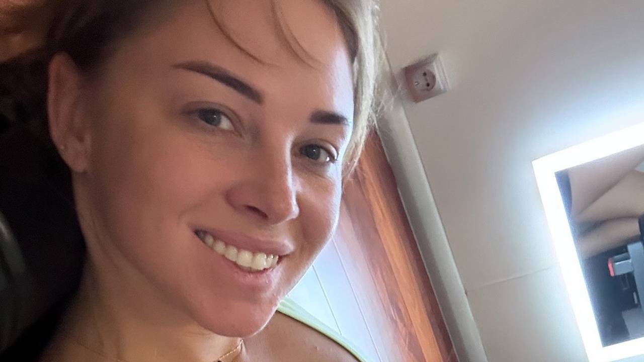 Жена телеведущего Диброва показала кадр в откровенном топе