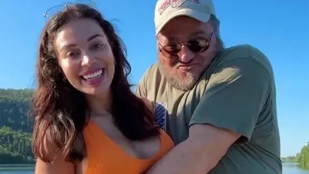 Женщина рассказала о порносъемках с лучшим другом отца старше нее на 26 лет