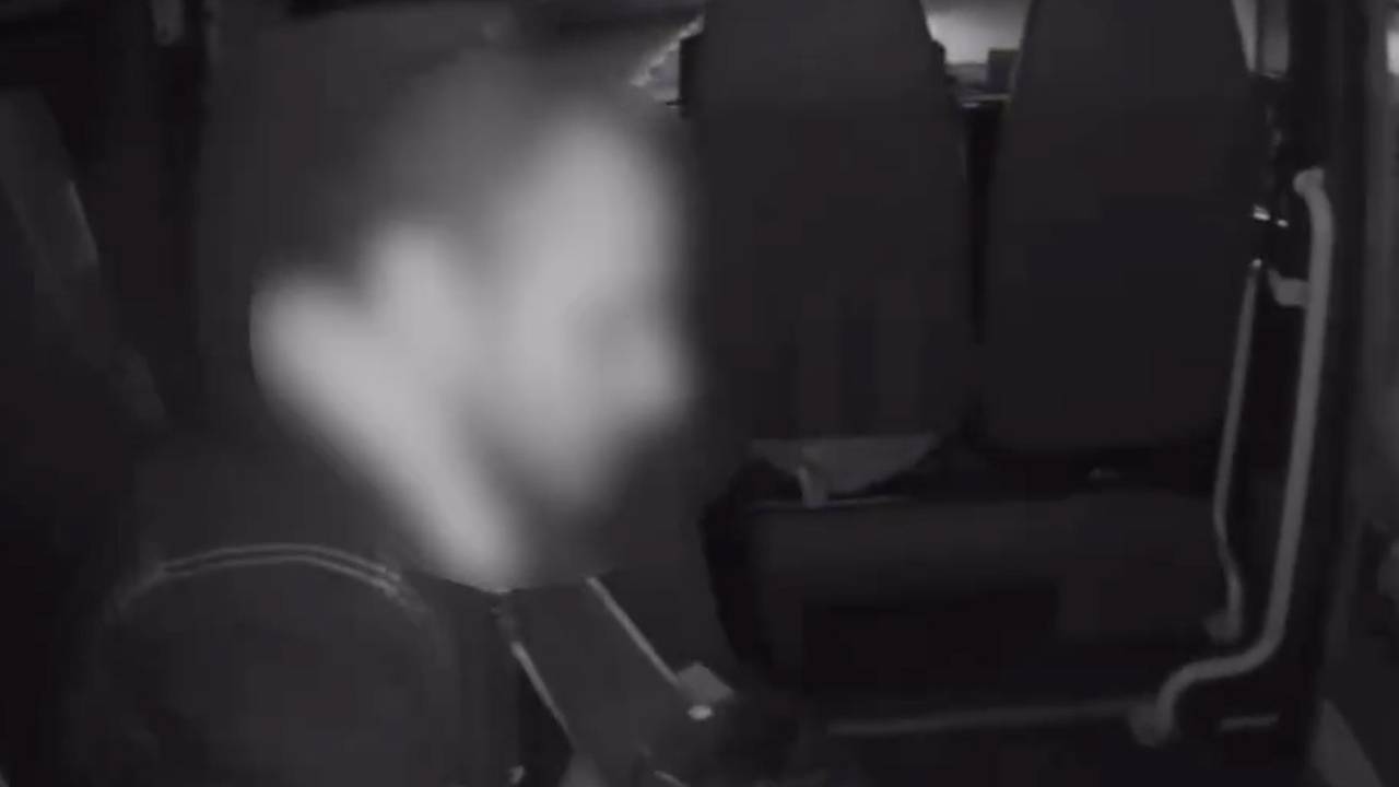 Агрессивный россиянин с тремором пугал пассажиров самолета и попал на видео