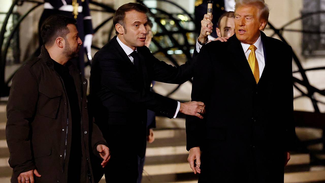 Макрон перед открытием Нотр-Дама обнял Трампа и не подошел к Зеленскому