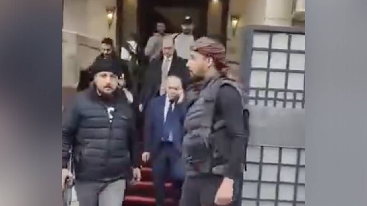 Сирийского премьера увели на встречу с боевиками