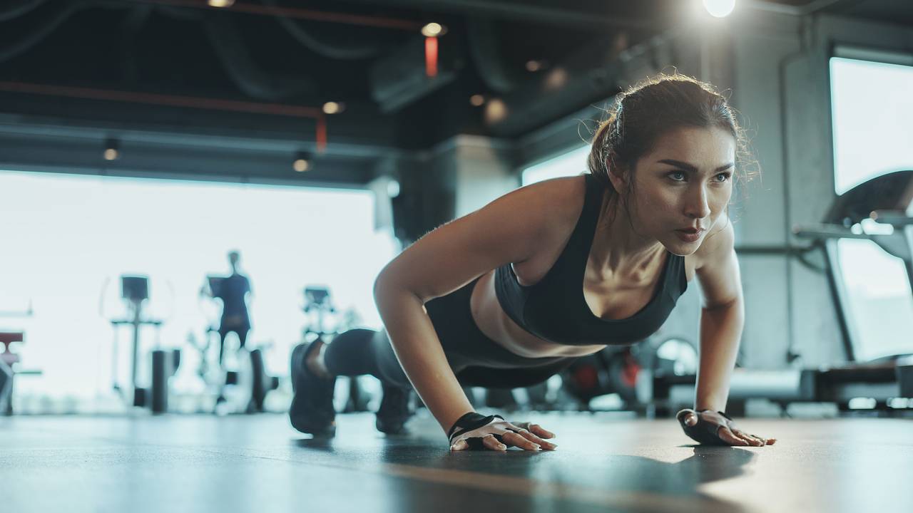 Фитнес-тренер назвала упражнения для устранения дряблости рук