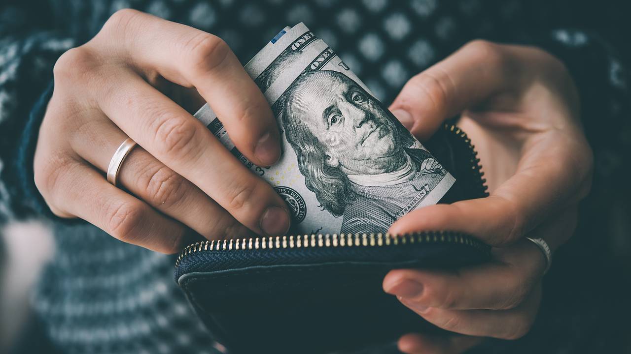 Россияне предпочли доллары евро