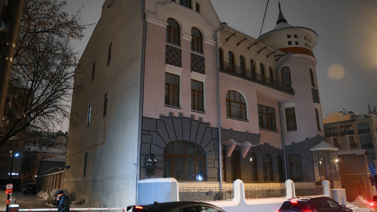Со здания посольства Сирии в России вслед за флагом сняли табличку с названием