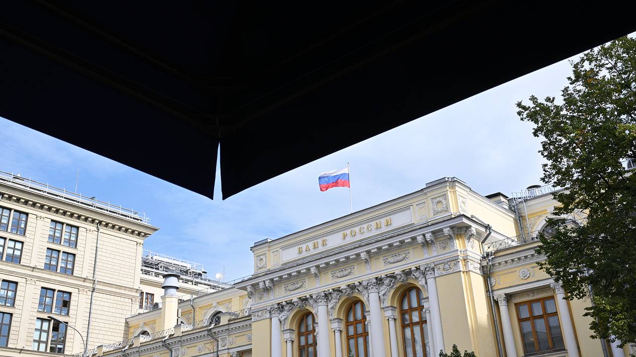 В ЦБ раскрыли сроки выпуска обновленной купюры в 1000 рублей