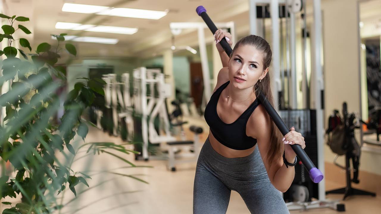 Тренер посоветовал упражнения для суставов с гимнастической палкой