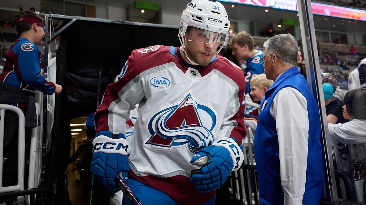 Клуб НХЛ обменял двоих россиян