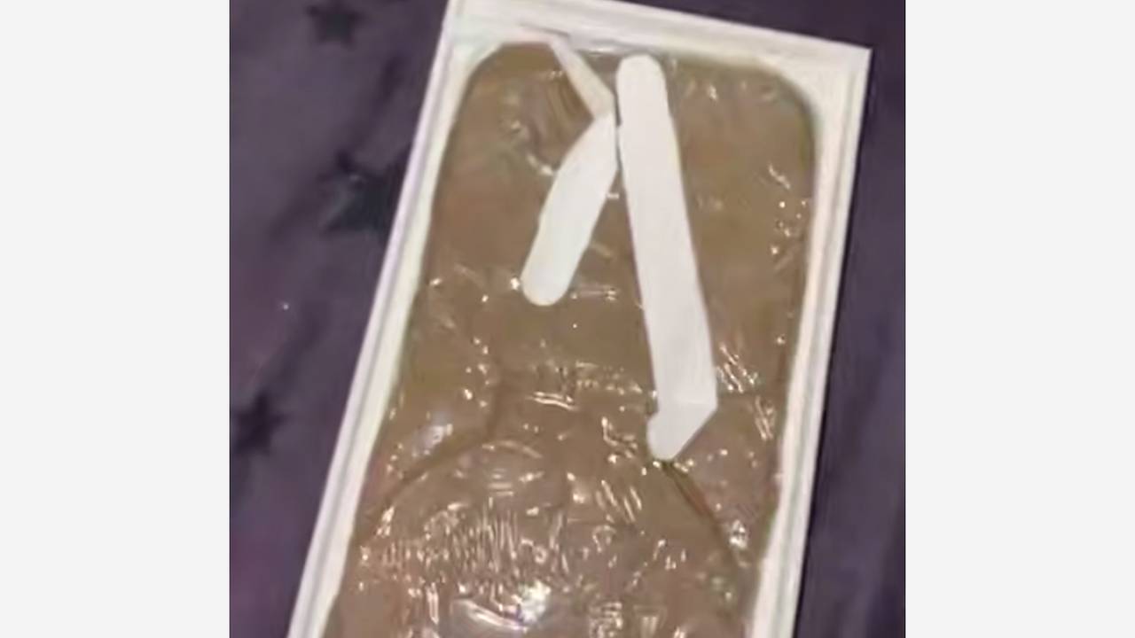 Россиянин купил IPhone 15 в магазине и получил вместо него кусок пластилина