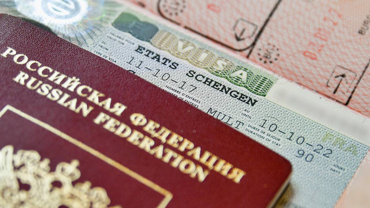 Россиянин лишился путешествия в ОАЭ из-за ошибки в загранпаспорте и решил засудить МВД