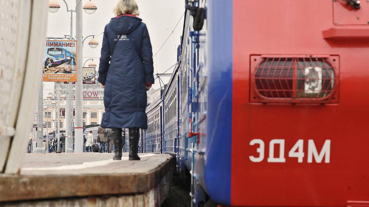 Две молодые стюардессы «Уральских авиалиний» попали под поезд и не выжили. Что известно о трагедии?