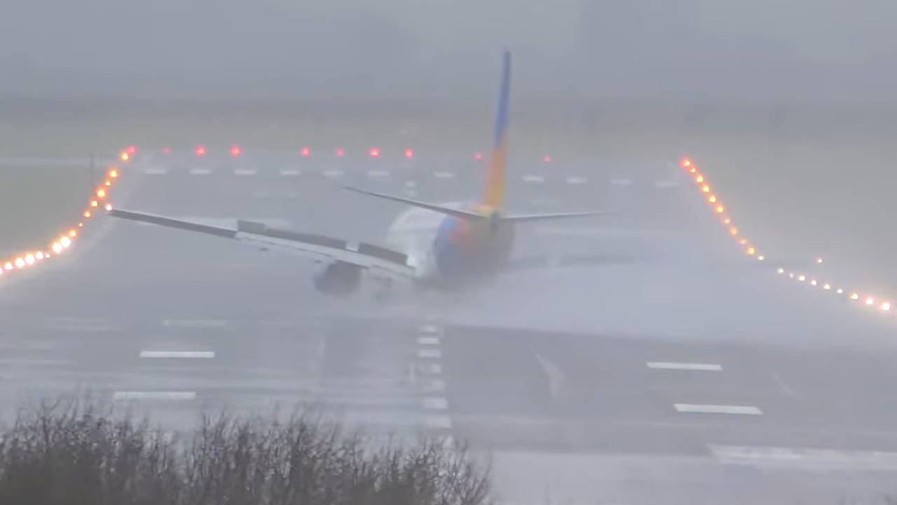 Опасная посадка пассажирского самолета во время шторма попала на видео