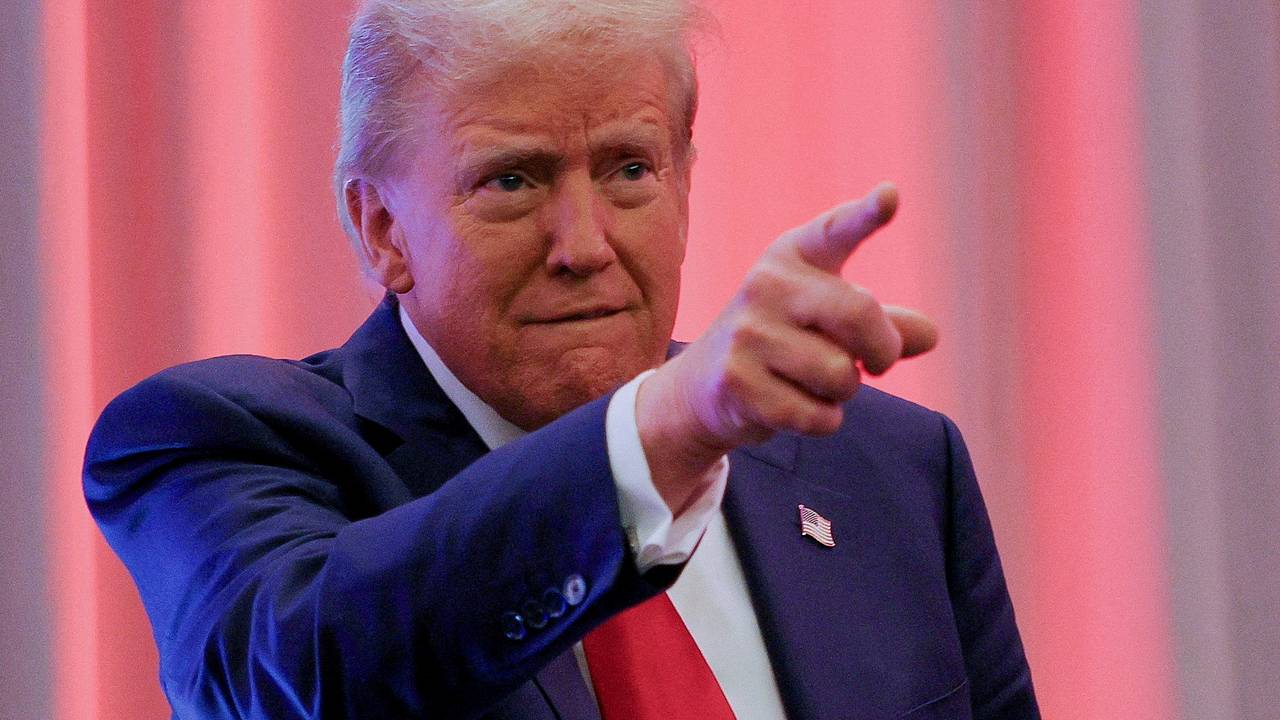 «Как работает байденомика». Трамп мемом высмеял финансирование Украины Байденом и показал его коррупционную систему
