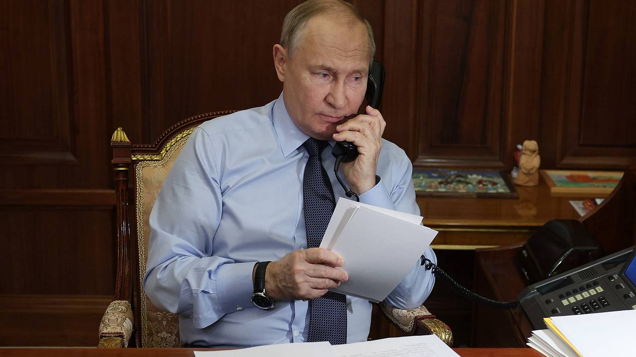 Путин провел телефонный разговор с Орбаном