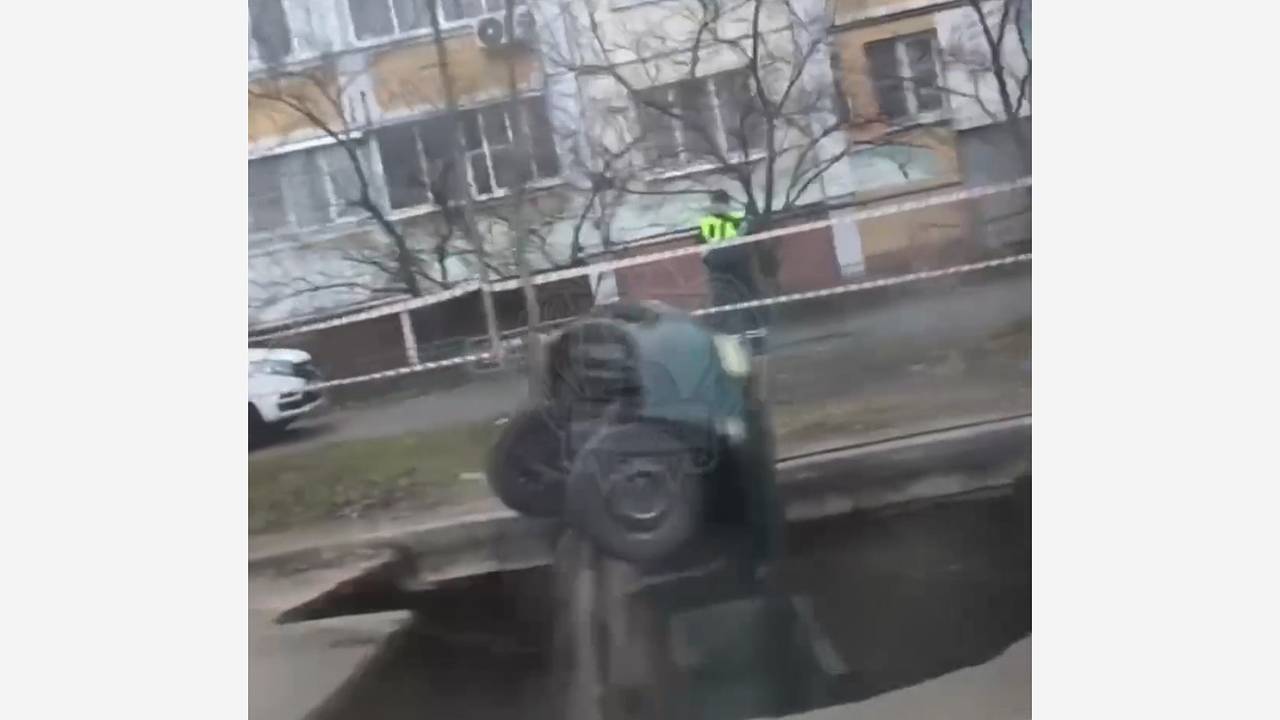 В российском городе две машины провалились в разрытую коммунальщиками яму