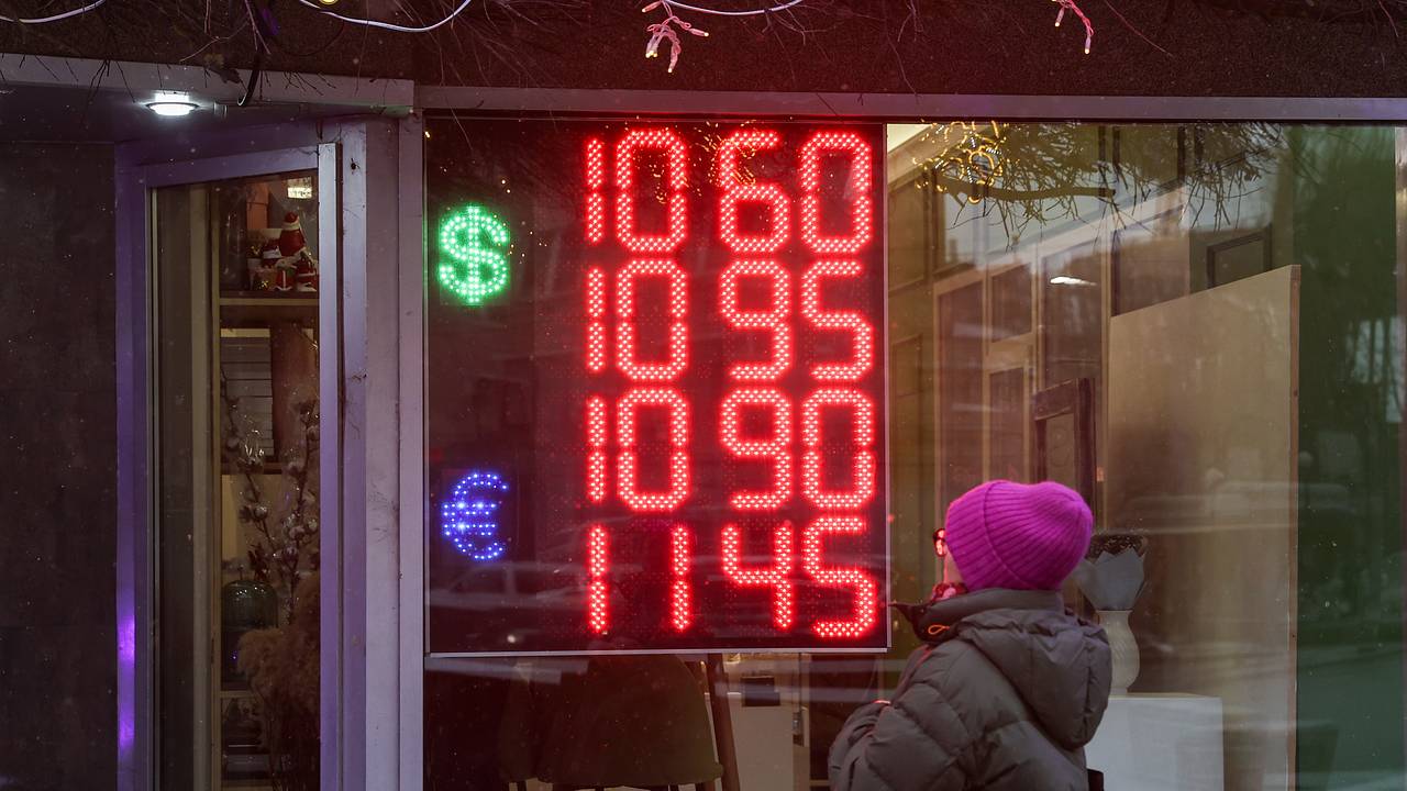 Официальный курс доллара вырос на три рубля