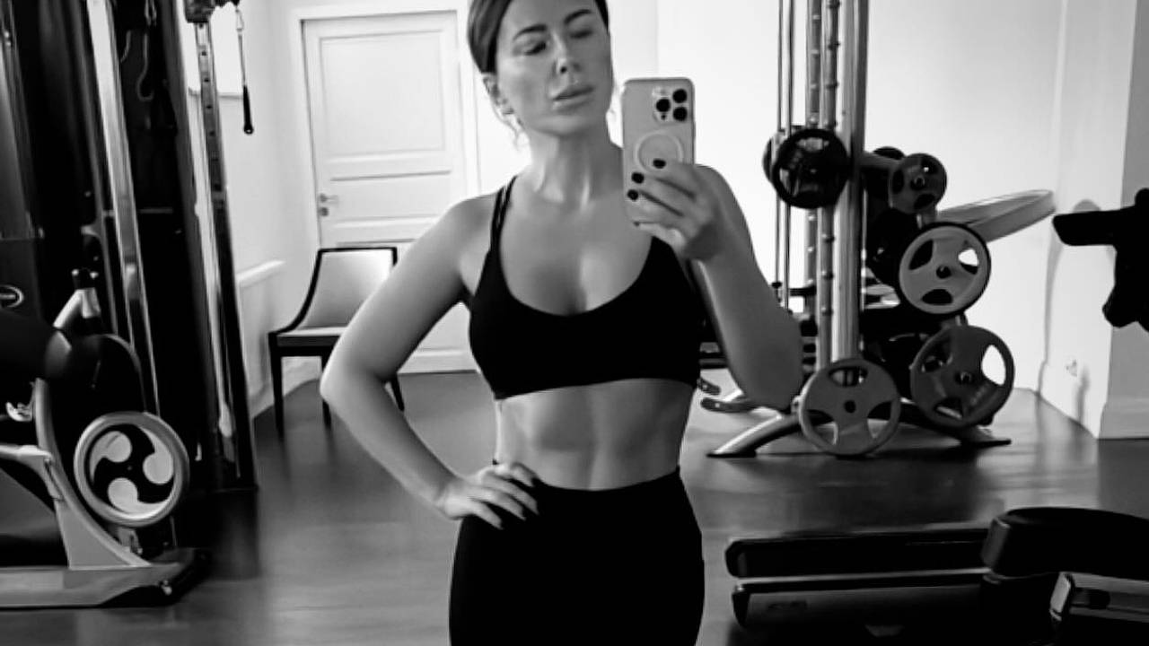 46-летняя Ани Лорак похвасталась кубиками пресса на фото из спортзала