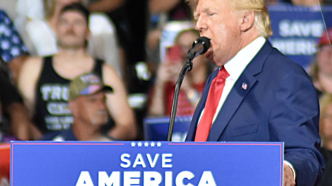 Трамп обвинил уходящего в отставку главу ФБР в угрозах и уничтожении невинных американцев