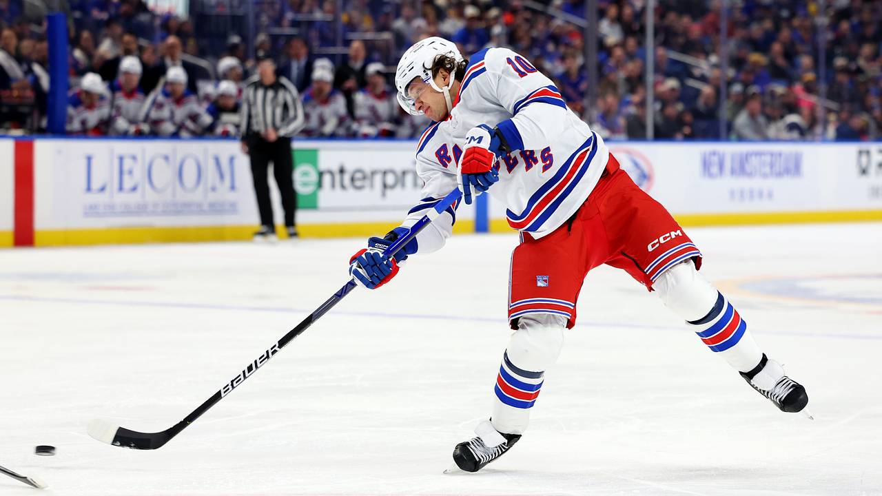 Панарин провел 700-й матч в НХЛ и отметился передачей