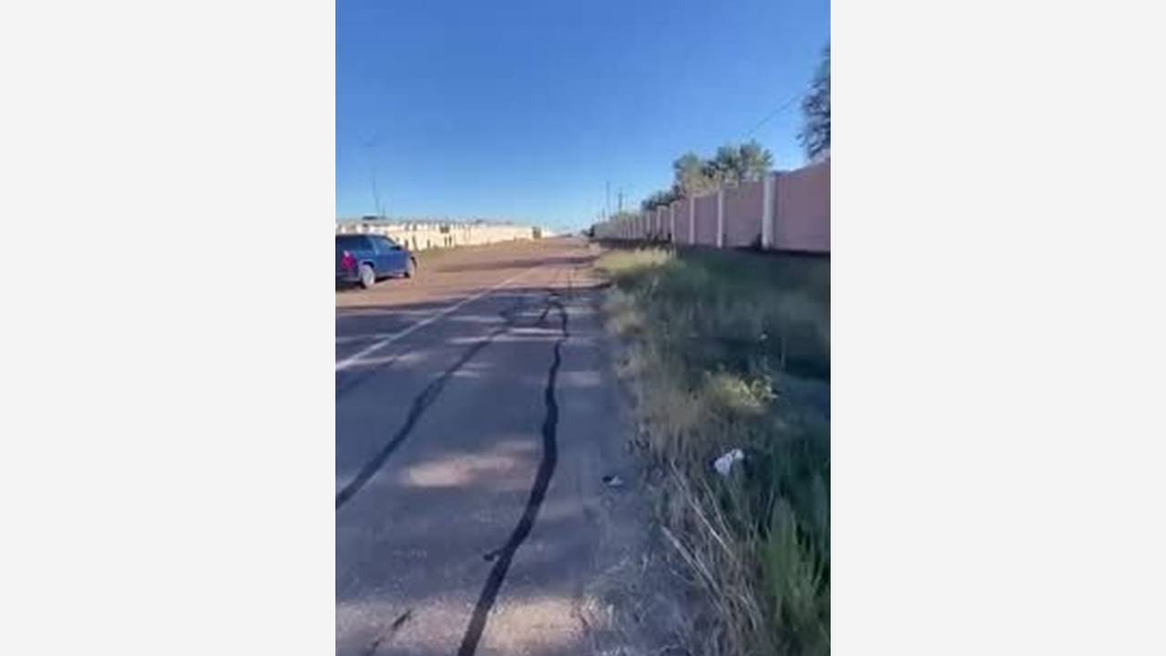 Частный самолет рухнул на дорогу, раскололся на две части и попал на видео