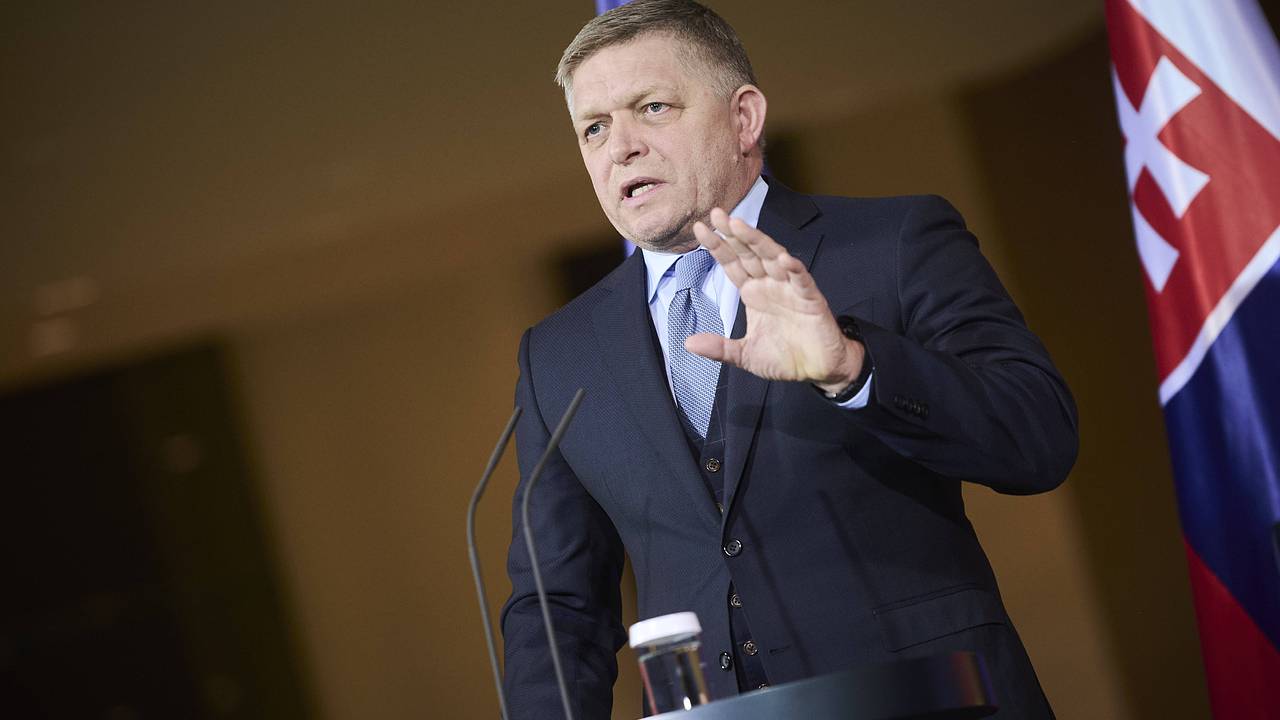 Фицо назвал себя паршивой овцой Европы из-за Украины