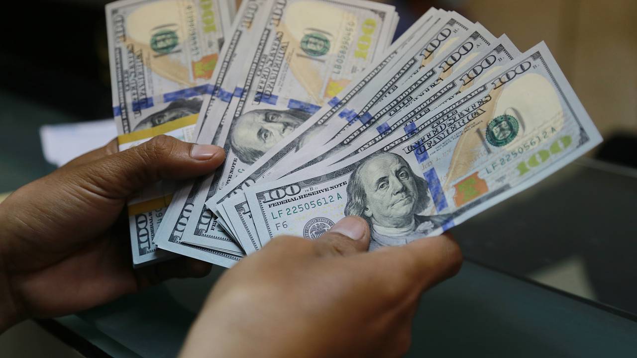 Мужчина обокрал жену и детей на 99 миллионов рублей и проиграл их