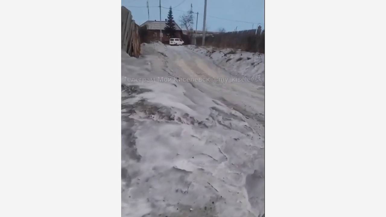 Российский город вновь накрыло черным снегом