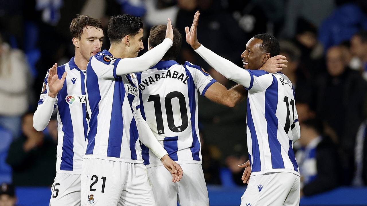 На матче киевского «Динамо» в Лиге Европы появился флаг ДНР