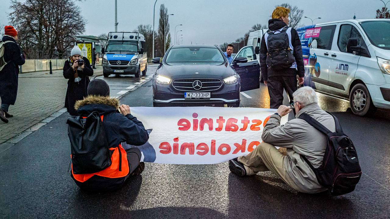 Польская телеведущая обрызгала из огнетушителя устроивших протесты в Варшаве активистов