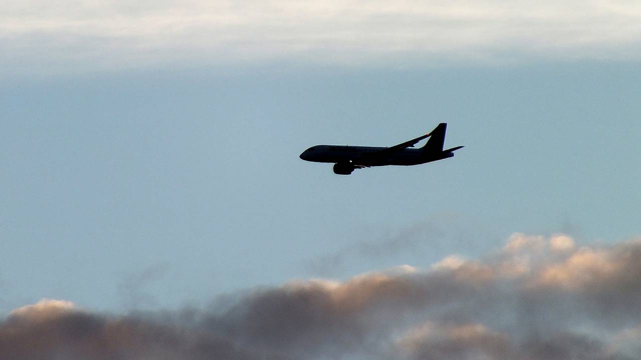 Sukhoi вынужденно приземлился в Петербурге из-за забывших закрыть люк работников аэропорта