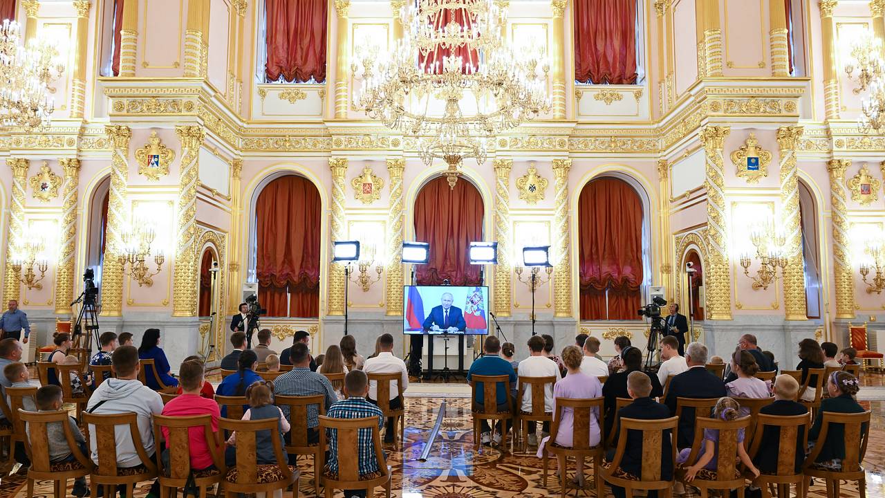 Путин наградил россиян за хорошее воспитание
