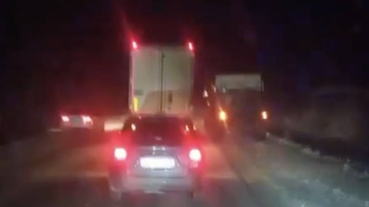 Стало известно о ДТП с военным грузовиком