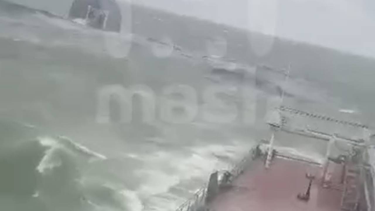 Восемь человек спасли с терпящих бедствие танкеров возле Керчи